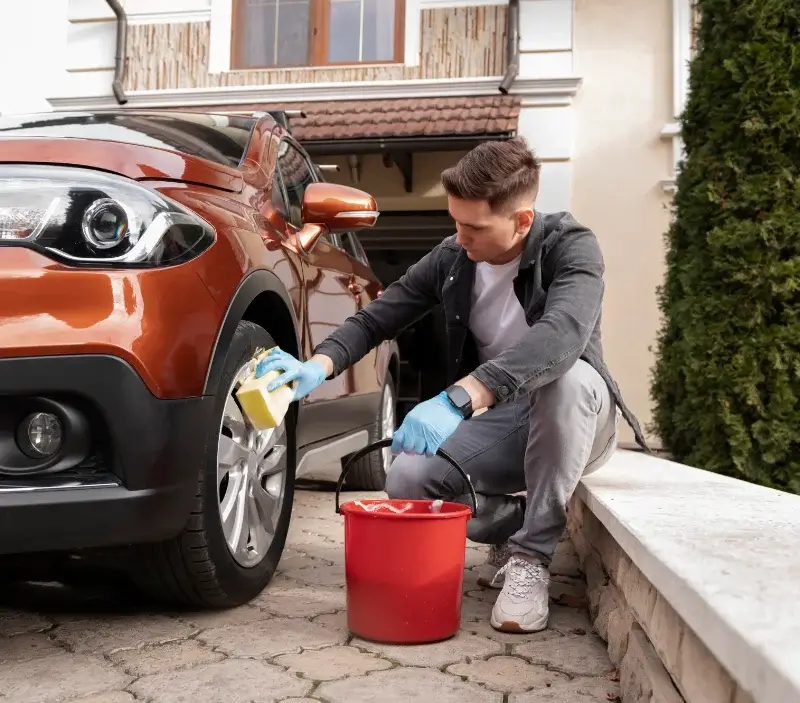 Lavage auto à domicile Buxières-lès-Villiers : professionnel intervenant sur un véhicule